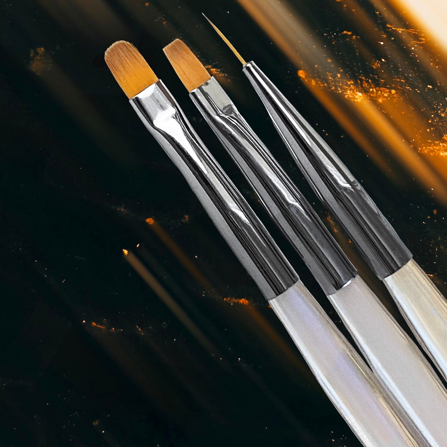 NAILSOFTHENIGHT Nail Art Brush, un pincel cuadrado con un cómodo mango transparente con efecto iridiscente