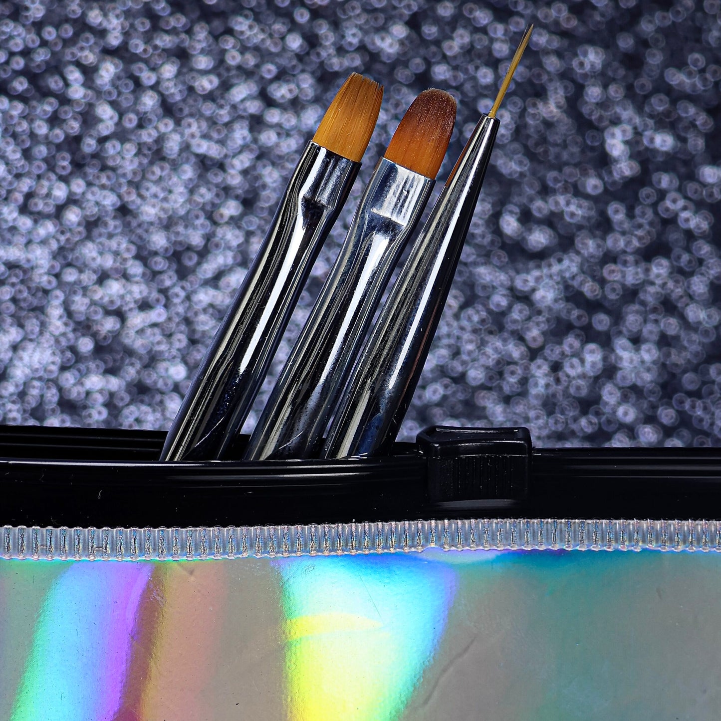 NAILSOFTHENIGHT Nail Art Brush, un pincel cuadrado con un cómodo mango transparente con efecto iridiscente