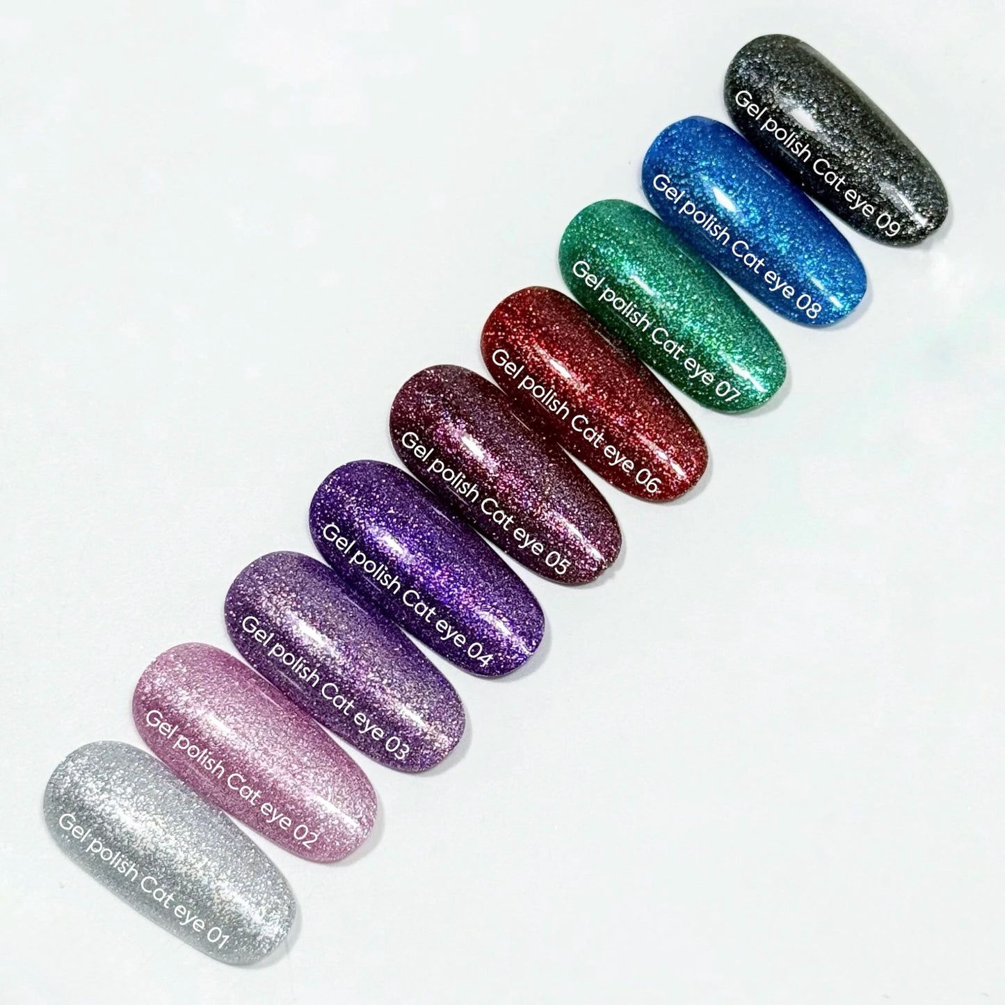 NAILSOFTHEDAY Gel Polish Cat Eye 09 — smalto semipermanente nero effetto occhio di gatto con micro particelle metalliche e un delicato effetto riflettente. Copertura completa in una sola passata. 6 ml.