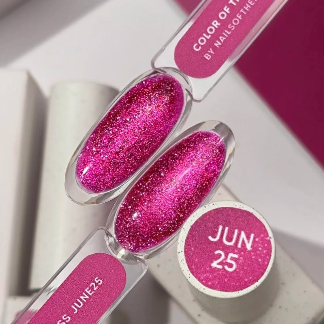 NAILSOFTHEDAY Couleur du Mois Juin 2025 Cherry Kiss — rose intense avec effet œil de chat, couvrance parfaite en une seule couche, 10 ml