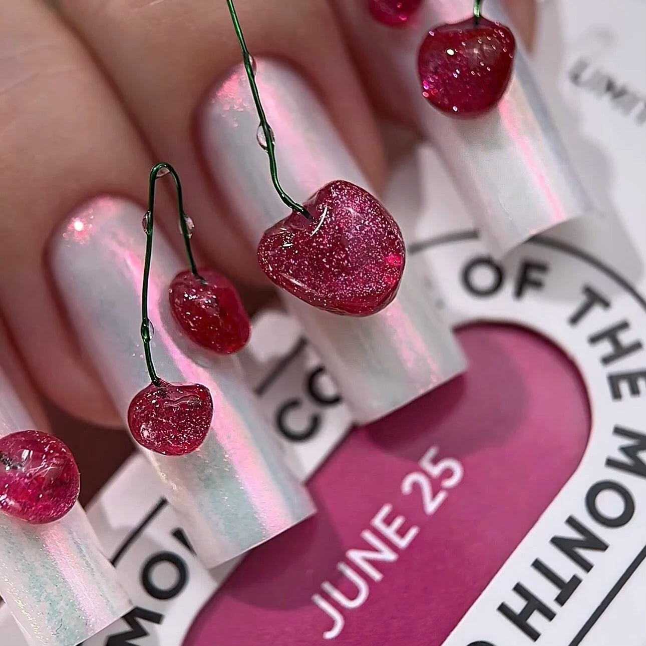 NAILSOFTHEDAY Couleur du Mois Juin 2025 Cherry Kiss — rose intense avec effet œil de chat, couvrance parfaite en une seule couche, 10 ml