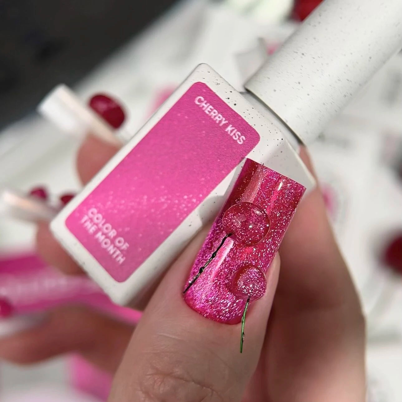 NAILSOFTHEDAY Couleur du Mois Juin 2025 Cherry Kiss — rose intense avec effet œil de chat, couvrance parfaite en une seule couche, 10 ml