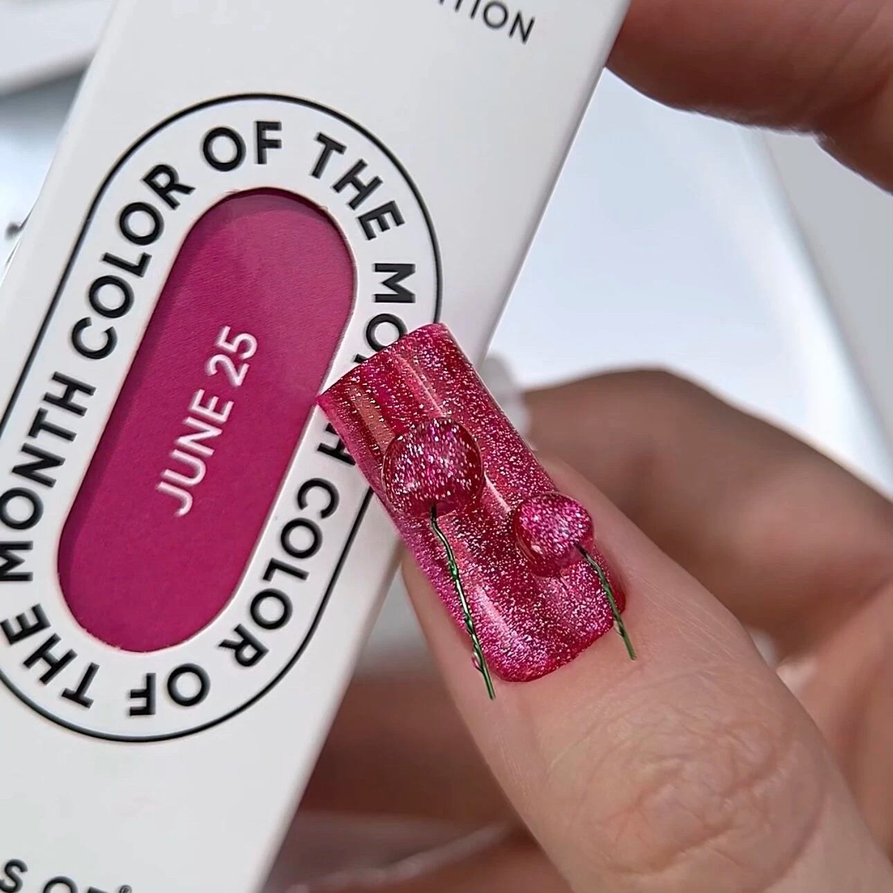NAILSOFTHEDAY Couleur du Mois Juin 2025 Cherry Kiss — rose intense avec effet œil de chat, couvrance parfaite en une seule couche, 10 ml