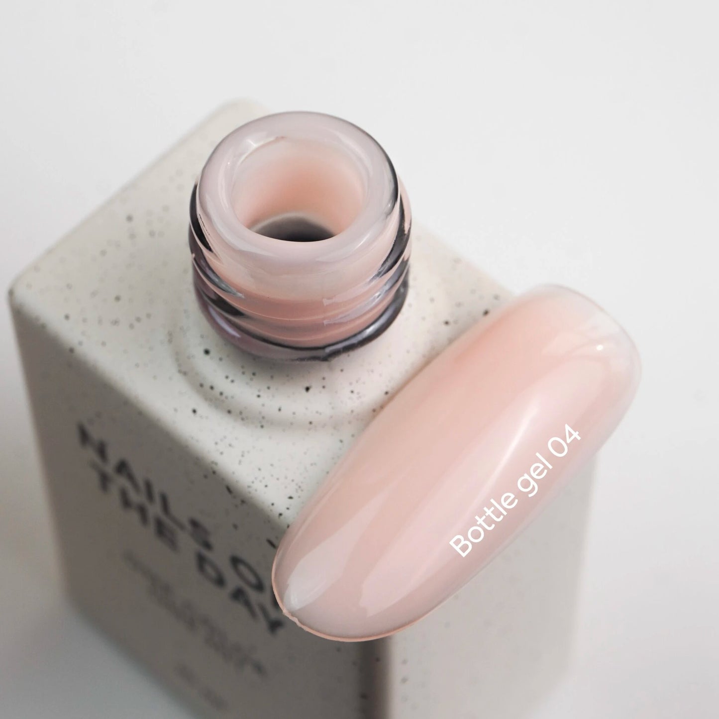 NAILSOFTHEDAY Bouteille gel 04 – gel super fort (beige lait), 10 ml