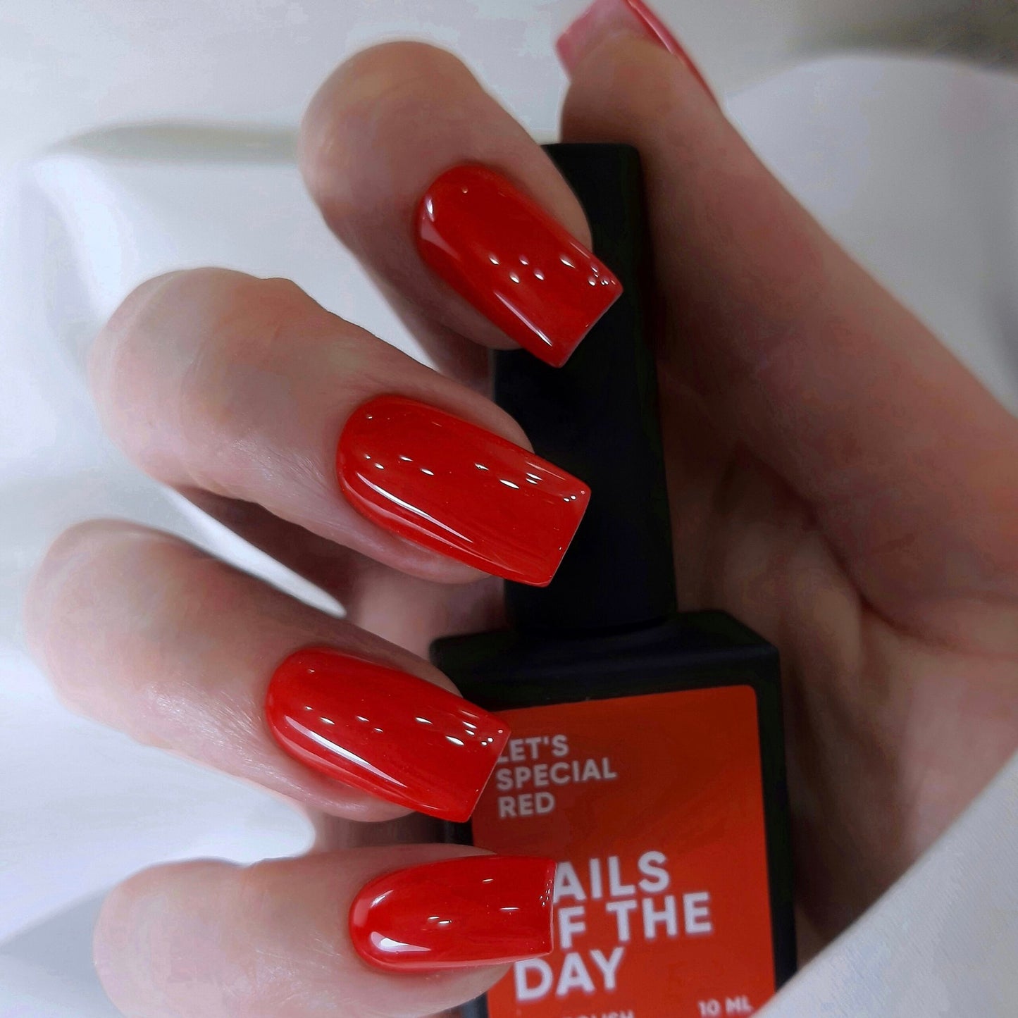 NAILSOFTHEDAY Let's special Red — um verniz gel vermelho especial sobreposto numa camada, 10 ml
