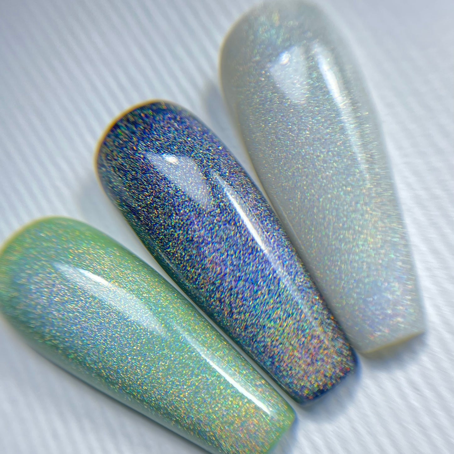 NAILSOFTHENIGHT Holographic Top Cat eye — um top holográfico com efeito olho de gato para unhas sem camada pegajosa, 10 ml