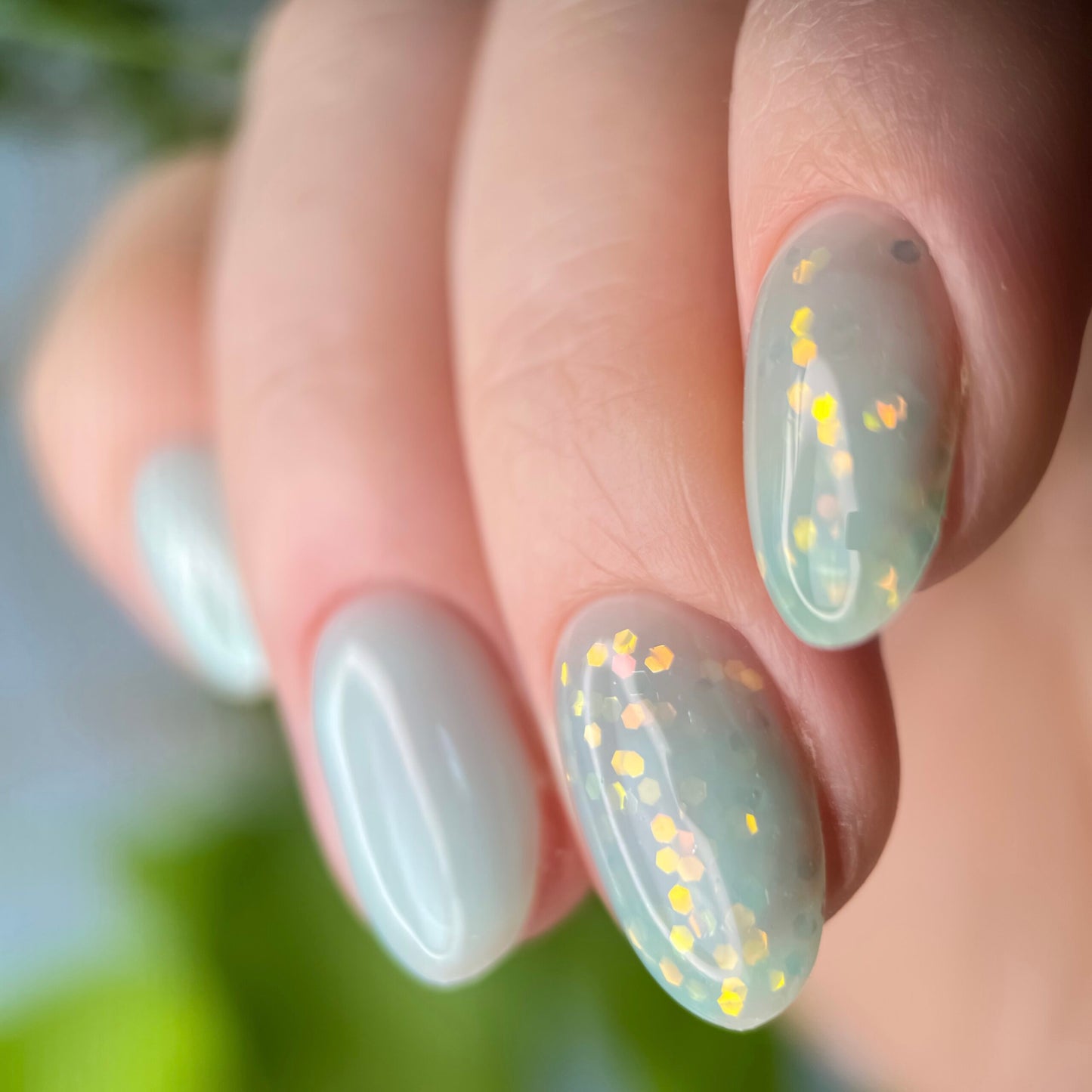 NAILSOFTHENIGHT Party base 05 – base azul neón con hexágonos holográficos, 10 ml