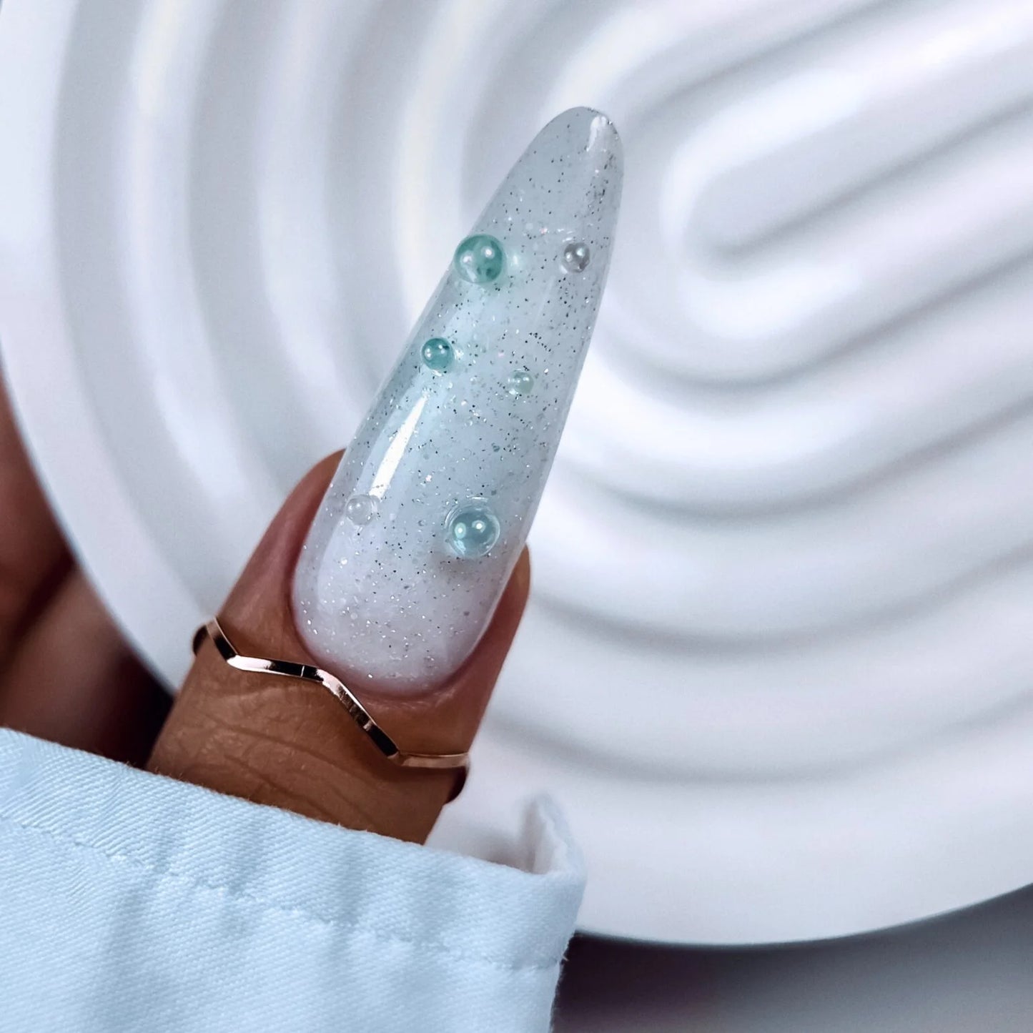 NAILSOFTHEDAY Opal Reflective builder gel 01 — gel constructor lechoso con brillo opalescente y partículas reflectantes, 15 g.