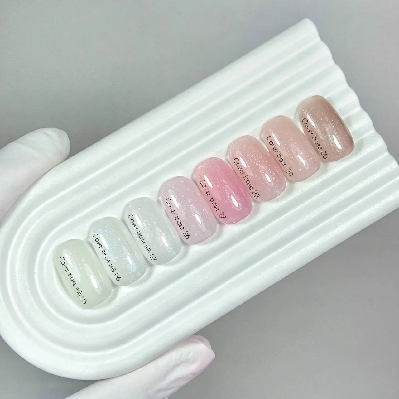 Nailsoftheday Cover Base NEW Formula Milk 05 — base camufladora lechosa y semitransparente con brillo rosado que intensifica el tono y lo hace más cálido, 30 ml