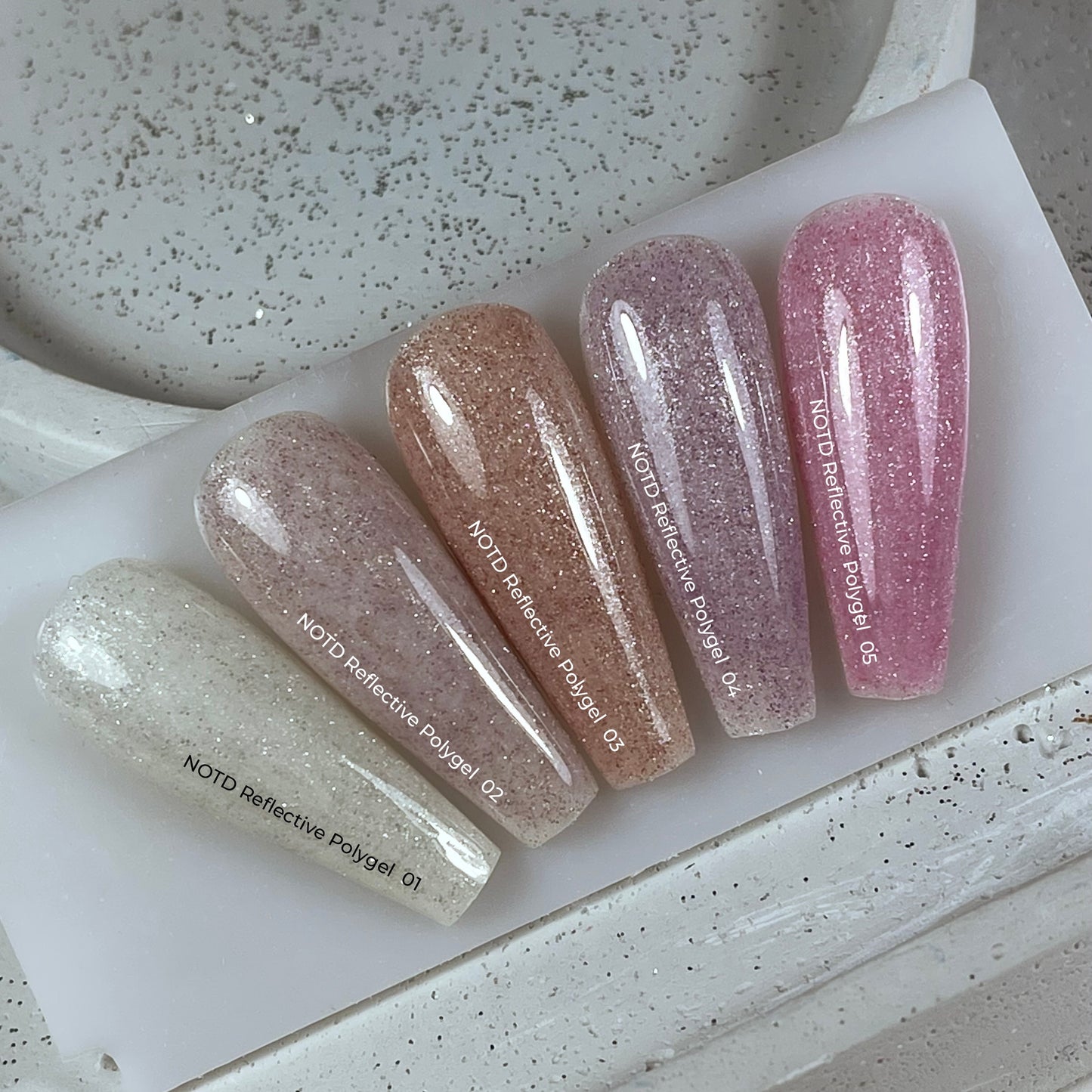 NAILSOFTHENIGHT Reflective Polygel 02 — poligel reflexivo líquido rosa claro de uma nova fórmula para unhas, 15 ml