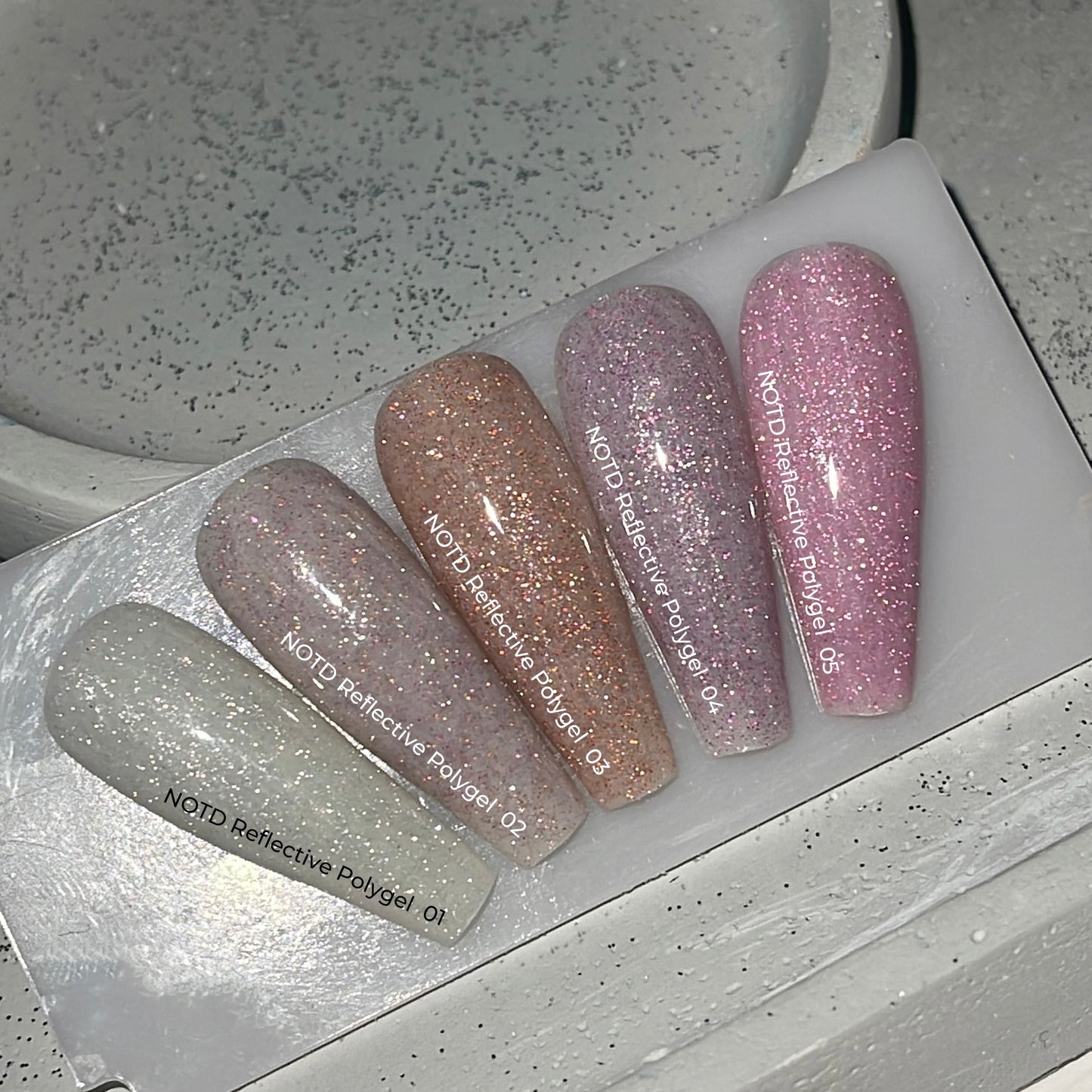 NAILSOFTHENIGHT Reflective Polygel 02 — poligel reflexivo líquido rosa claro de uma nova fórmula para unhas, 15 ml