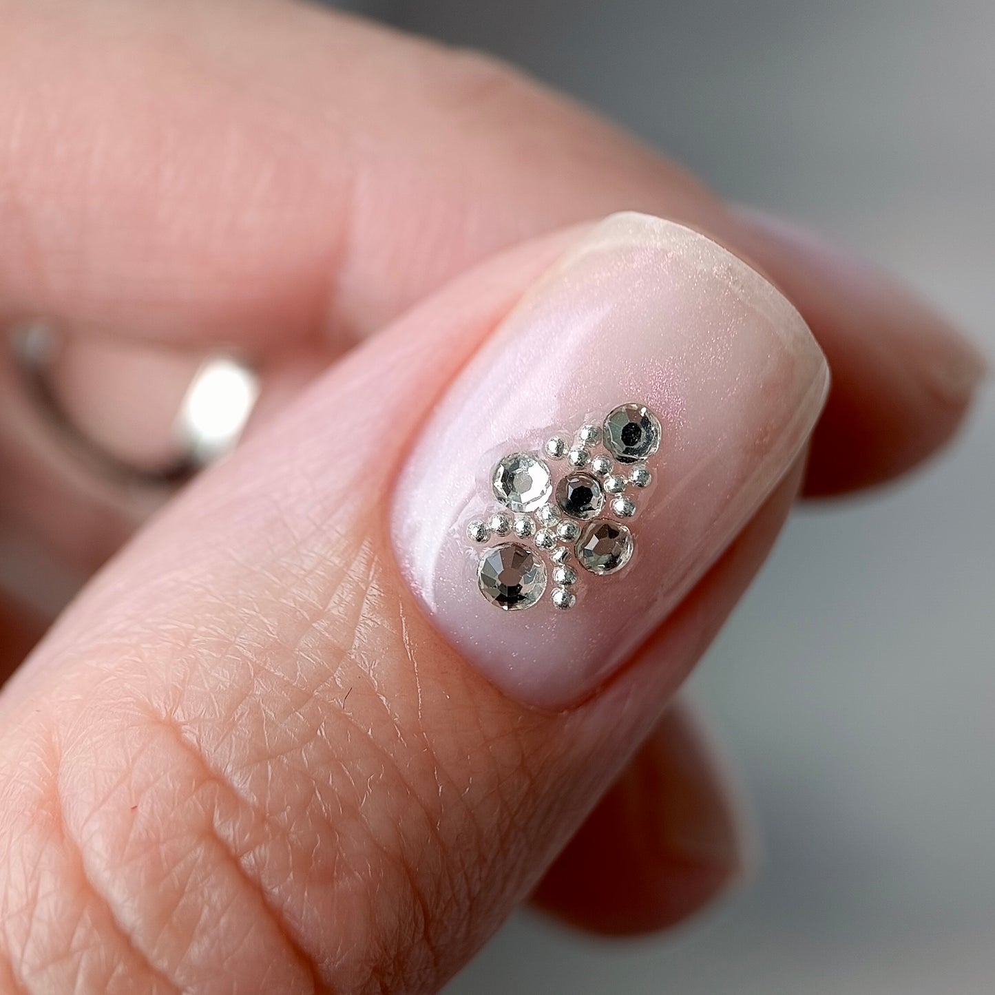 NAILSOFTHEDAY Bottle gel shimmer 03 – gel rosa claro ultra-forte com brilho vermelho, 10 ml