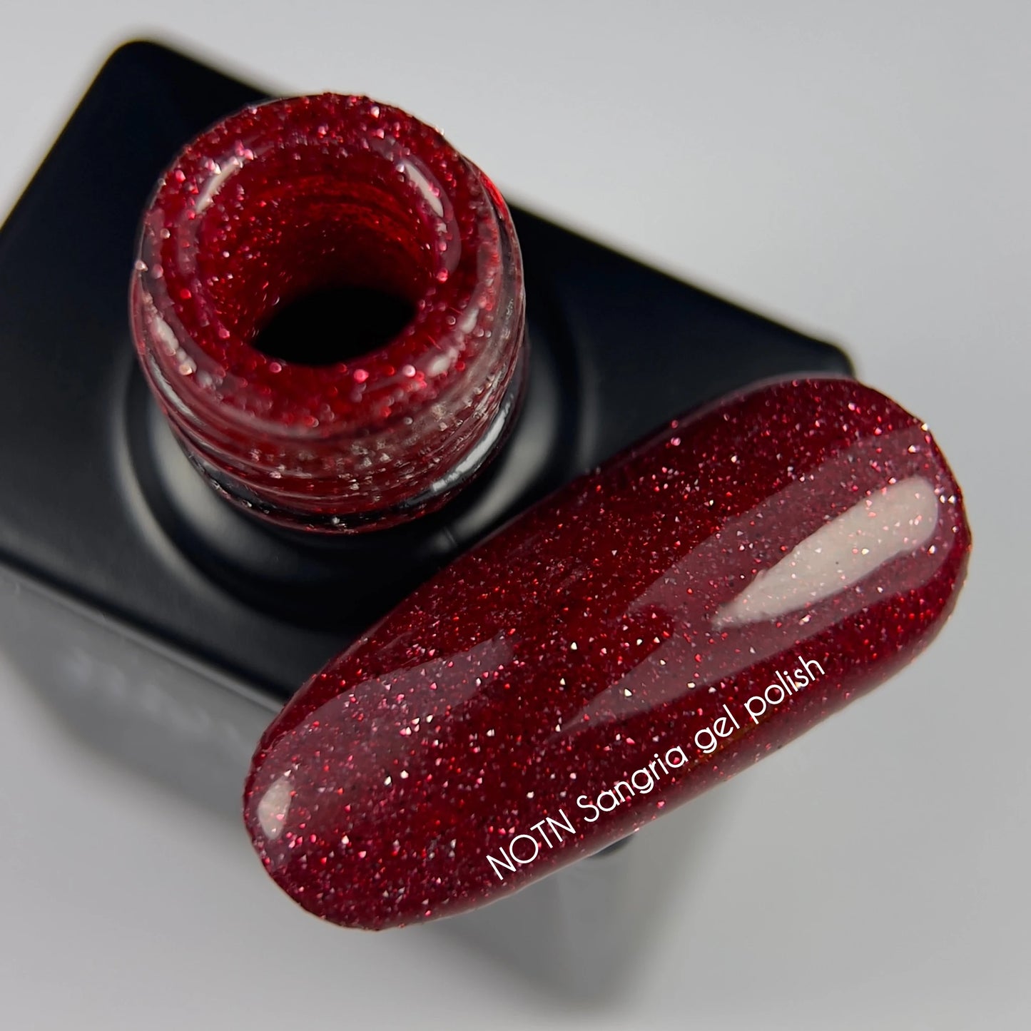 NAILSOFTHENIGHT Sangria gel polish — esmalte semipermanente reflectante de color rojo intenso, 10 ml.