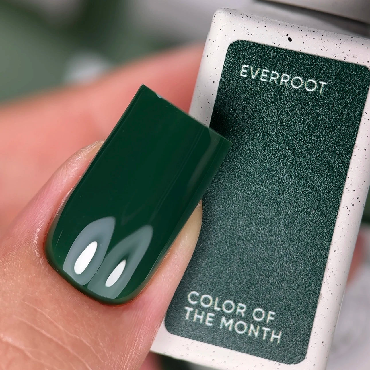 NAILSOFTHEDAY Farbe des Monats September 2025 Everroot -
Ein sattes, tiefes Grün mit voller Deckkraft in einer Schicht, 10 ml.