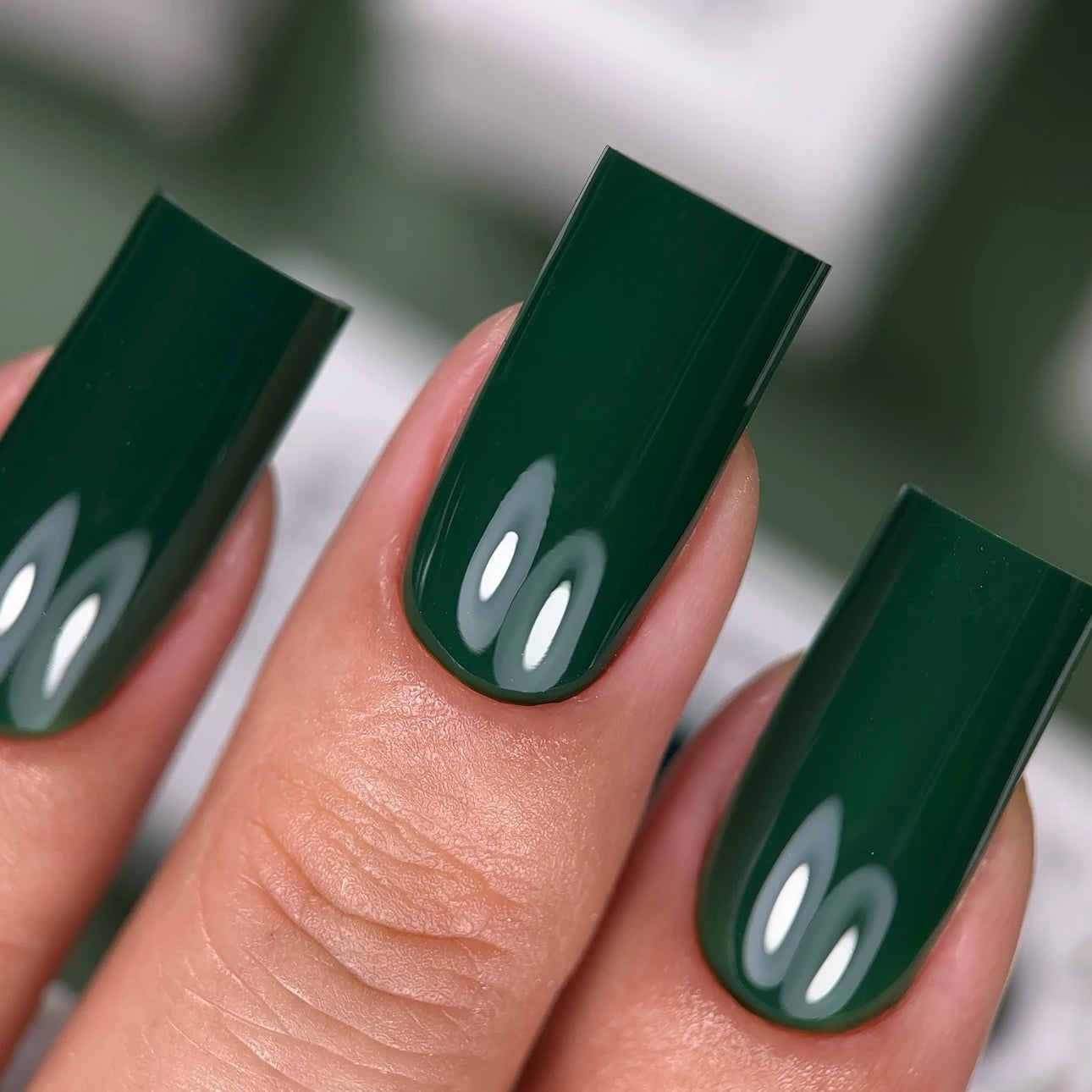 NAILSOFTHEDAY Farbe des Monats September 2025 Everroot -
Ein sattes, tiefes Grün mit voller Deckkraft in einer Schicht, 10 ml.