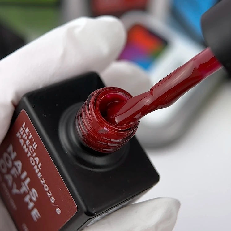 NAILSOFTHEDAY Let’s Special Pantone2025/8 — smalto gel rosso vino profondo, che copre in un solo strato, 10 ml.