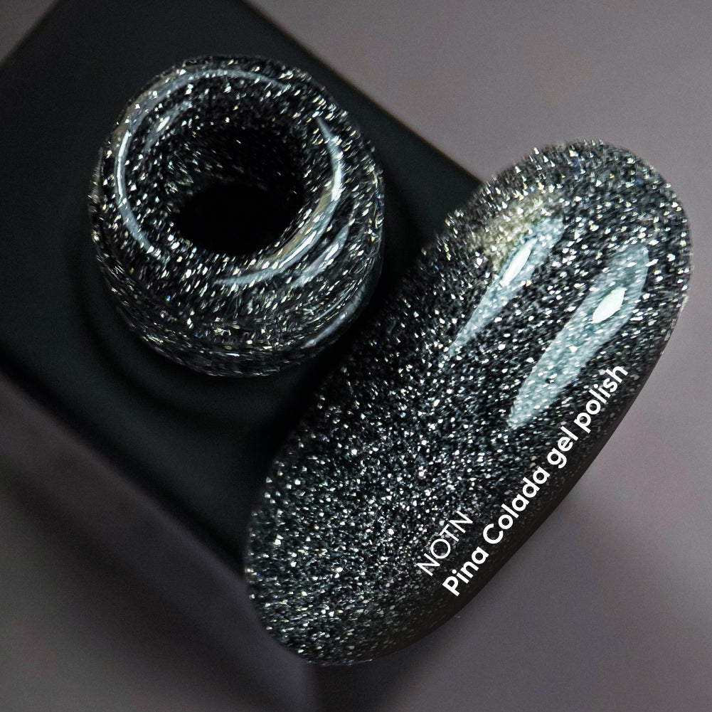 NAILSOFTHENIGHT Pina Colada gel polish - esmalte semipermanente reflectante gris para uñas, 10 ml