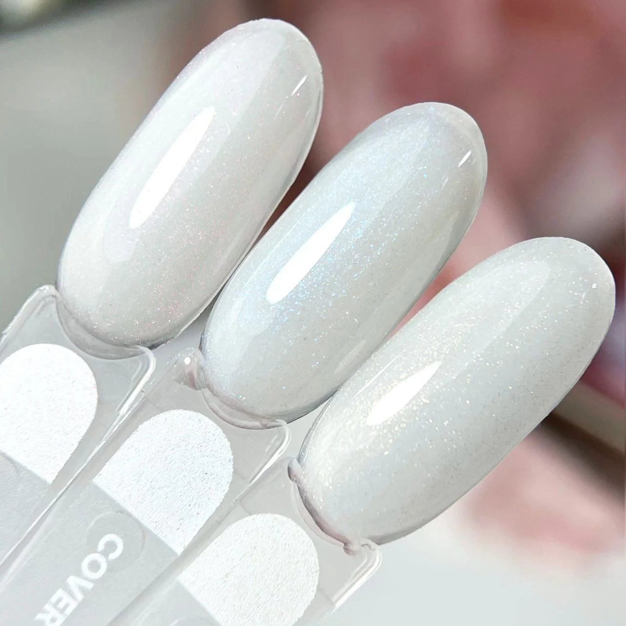 Nailsoftheday Cover Base NEW Formula Milk 07 — base camufladora lechosa y semitransparente con brillo dorado que aporta un reflejo cálido y dorado, 30 ml