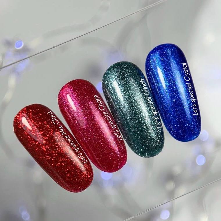 NAILSOFTHEDAY Let’s Special Grinch — un esmalte en gel de color verde esmeralda con un fino brillo, que ofrece cobertura completa en una sola capa, 10 ml.