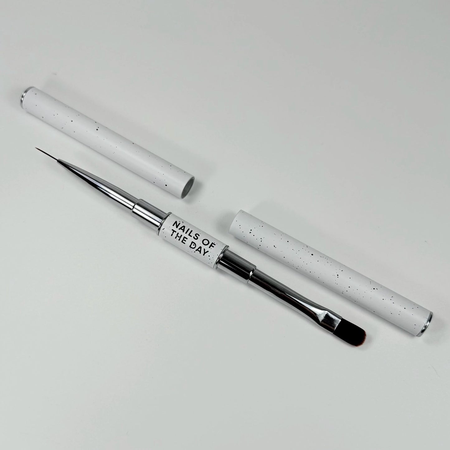 NAILSOFTHEDAY Professional Brush 2-in-1: Liner + Oval — a double-sided professional metal nail brush with caps, designed for both fine detailing and gel sculpting. Liner 11 mm + flat oval 11 mm.