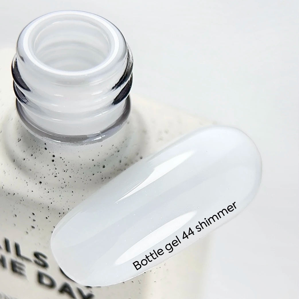 NAILSOFTHEDAY Bottle Gel 44 Shimmer — gel ultra-résistant blanc avec shimmer argenté pour le renforcement des ongles, 10 ml