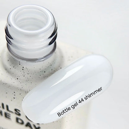 NAILSOFTHEDAY Bottle Gel 44 Shimmer — gel ultra-résistant blanc avec shimmer argenté pour le renforcement des ongles, 10 ml
