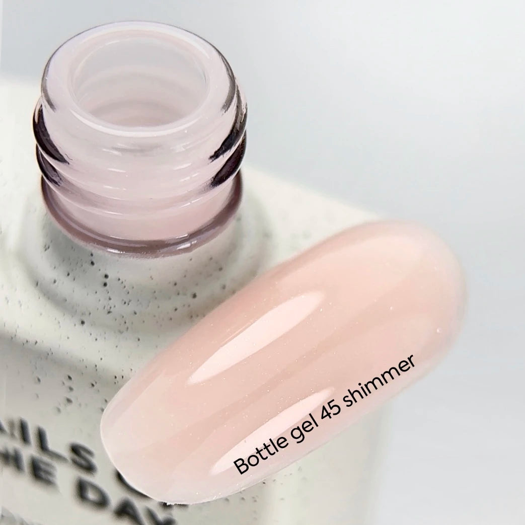 NAILSOFTHEDAY Bottle Gel 45 Shimmer — gel ultra-résistant beige laiteux avec shimmer argenté pour le renforcement des ongles, 10 ml
