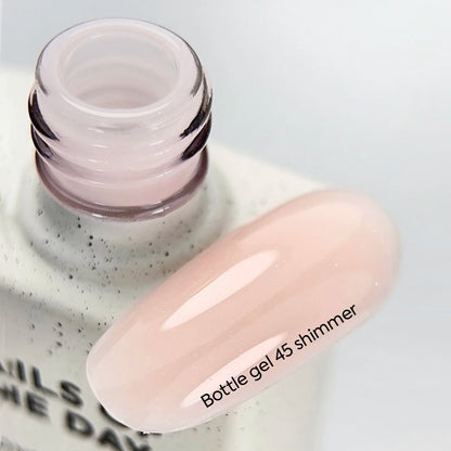 NAILSOFTHEDAY Bottle Gel 45 Shimmer — gel ultra-résistant beige laiteux avec shimmer argenté pour le renforcement des ongles, 10 ml