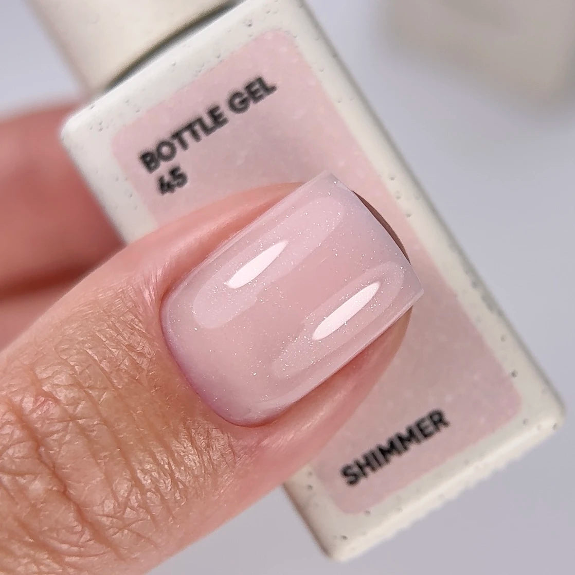 NAILSOFTHEDAY Bottle Gel 45 Shimmer — gel ultra-résistant beige laiteux avec shimmer argenté pour le renforcement des ongles, 10 ml