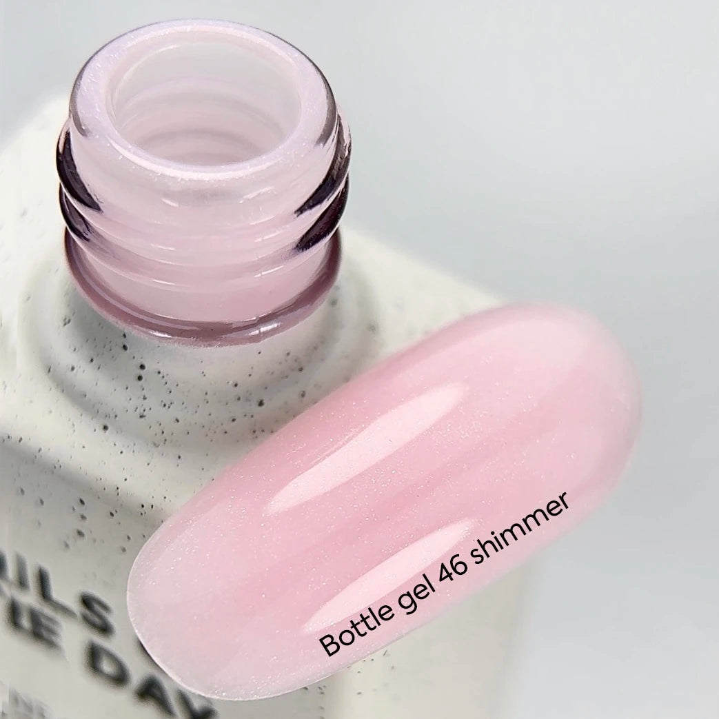 NAILSOFTHEDAY Bottle Gel 46 Shimmer — gel ultra-résistant rose laiteux avec shimmer argenté pour le renforcement des ongles, 10 ml