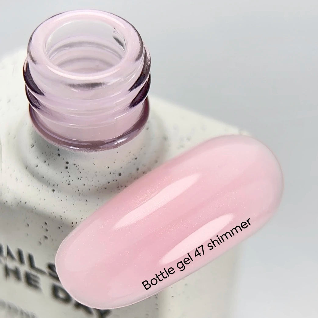 NAILSOFTHEDAY Bottle Gel 47 Shimmer — gel ultra-résistant rose laiteux avec shimmer rose pour le renforcement des ongles, 10 ml