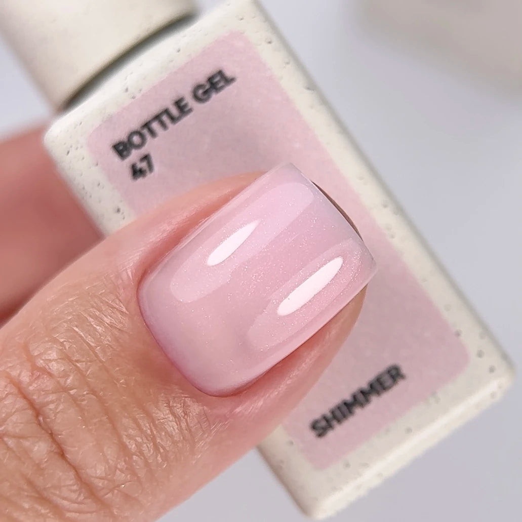 NAILSOFTHEDAY Bottle Gel 47 Shimmer — gel ultra-résistant rose laiteux avec shimmer rose pour le renforcement des ongles, 10 ml