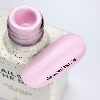 NAILSOFTHEDAY Gel polish Blush 206 — delicado tono rosa con cobertura total en una sola capa, 10 ml.