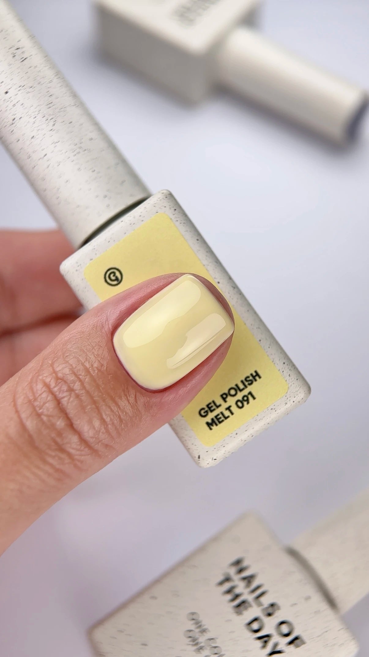 NAILSOFTHEDAY Gel polish Melt 091 — delicado tono amarillo con cobertura total en una sola capa, 10 ml.