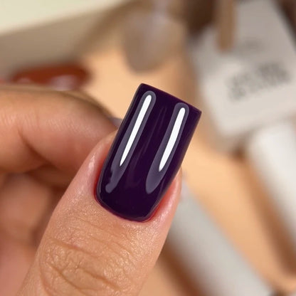 NAILSOFTHEDAY Gel Polish Amethyst — esmalte semipermanente en tono púrpura amatista oscuro con cobertura completa en una sola capa. 10 ml.