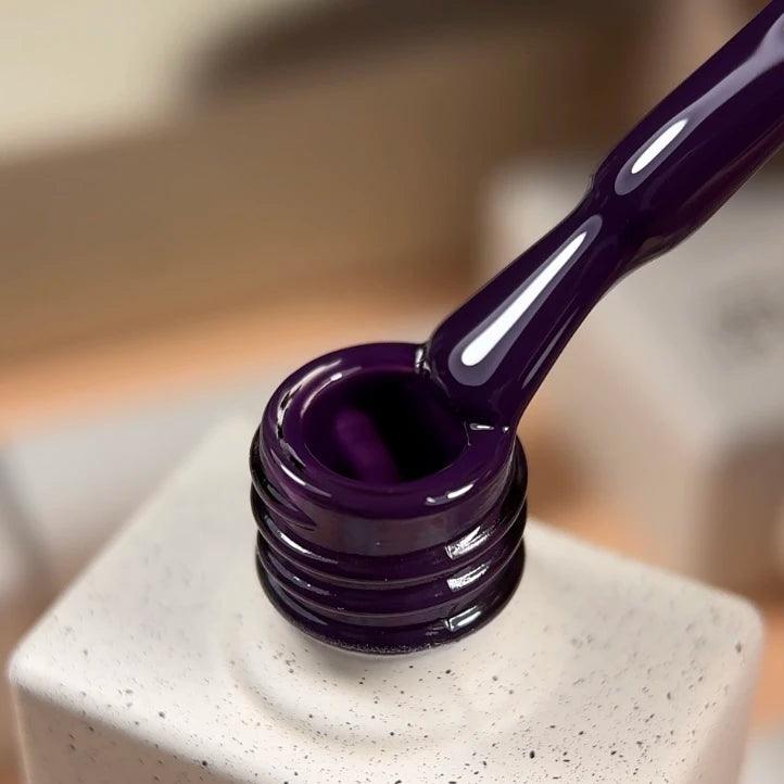 NAILSOFTHEDAY Gel Polish Amethyst — esmalte semipermanente en tono púrpura amatista oscuro con cobertura completa en una sola capa. 10 ml.