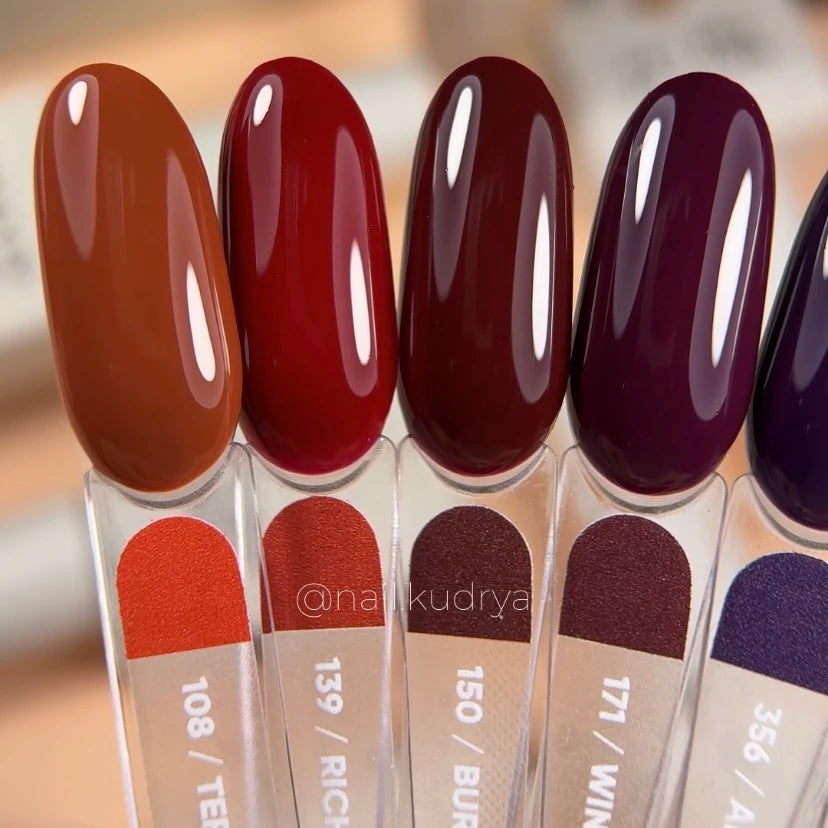 NAILSOFTHEDAY Gel Polish Burgundy — smalto gel bordeaux intenso con copertura completa in una sola passata. 10 ml.