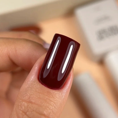 NAILSOFTHEDAY Gel Polish Burgundy — smalto gel bordeaux intenso con copertura completa in una sola passata. 10 ml.