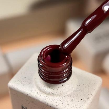 NAILSOFTHEDAY Gel Polish Burgundy — smalto gel bordeaux intenso con copertura completa in una sola passata. 10 ml.