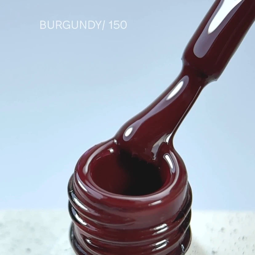 NAILSOFTHEDAY Gel Polish Burgundy — smalto gel bordeaux intenso con copertura completa in una sola passata. 10 ml.