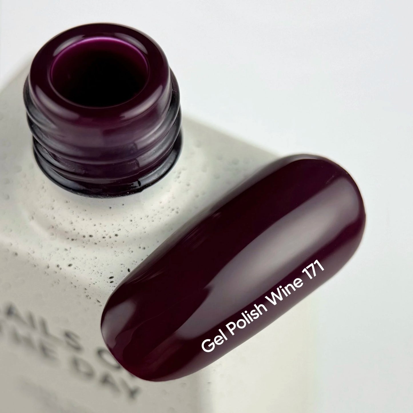 NAILSOFTHEDAY Gel Polish Wine — esmalte semipermanente en tono vino uva con cobertura completa en una sola capa. 10 ml.