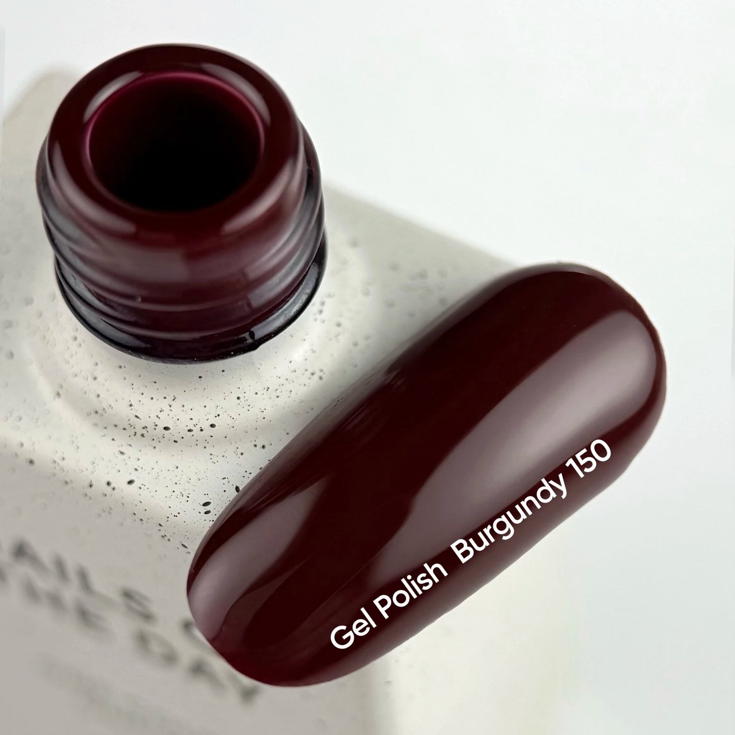 NAILSOFTHEDAY Gel Polish Burgundy — smalto gel bordeaux intenso con copertura completa in una sola passata. 10 ml.
