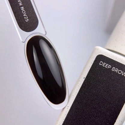 NAILSOFTHEDAY Color of the Month Noviembre 2025 — Deep Brown: tono marrón profundo con matiz de chocolate, cubre en una sola capa, 10 ml.