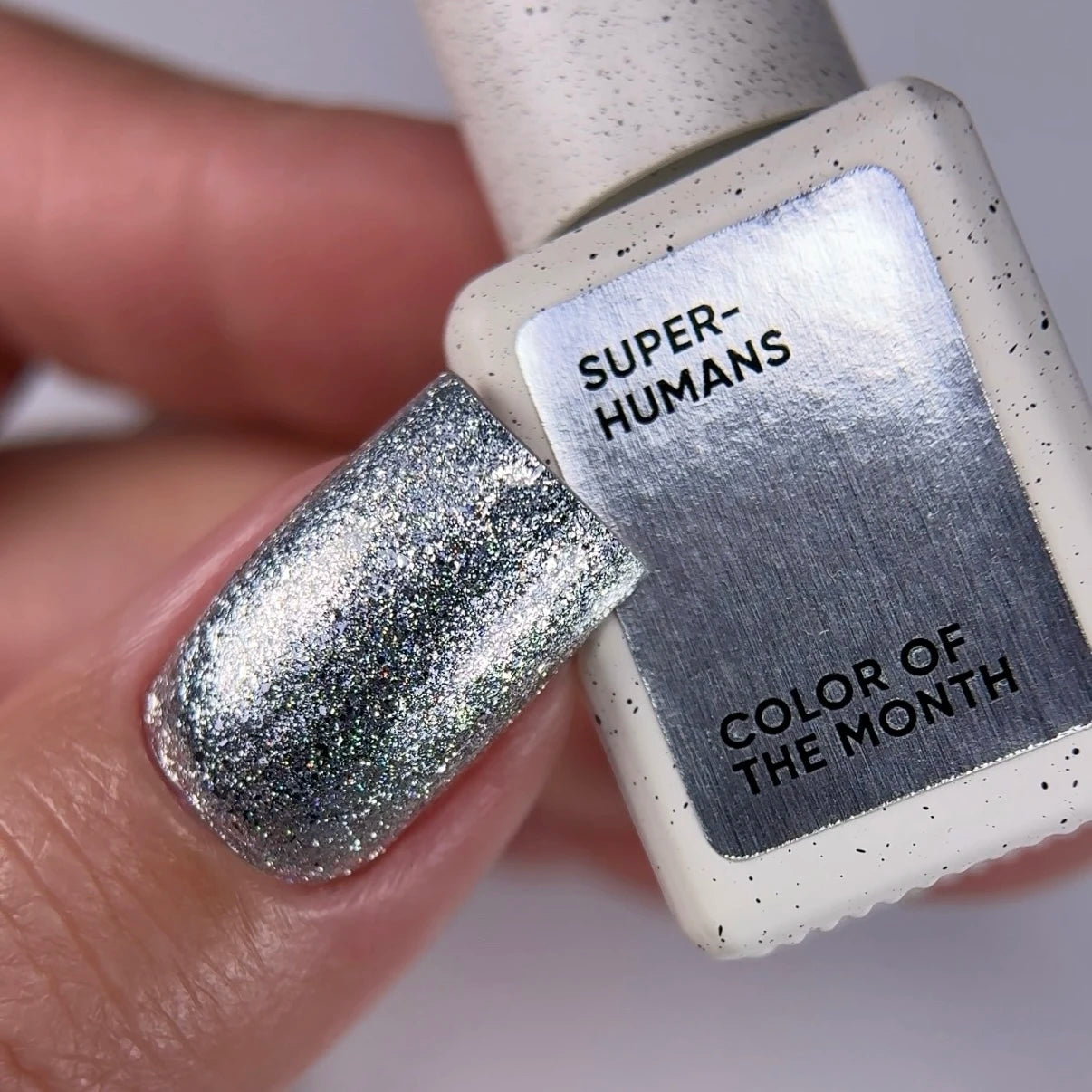 NAILSOFTHEDAY Color of the Month Diciembre 2025 SUPERHUMANS — tono acero con pan de plata, cobertura completa en una sola capa, 6 ml
