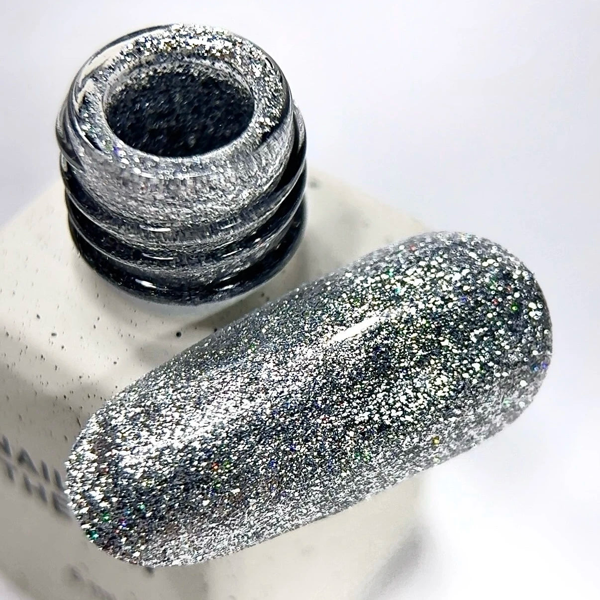 NAILSOFTHEDAY Color of the Month Diciembre 2025 SUPERHUMANS — tono acero con pan de plata, cobertura completa en una sola capa, 6 ml