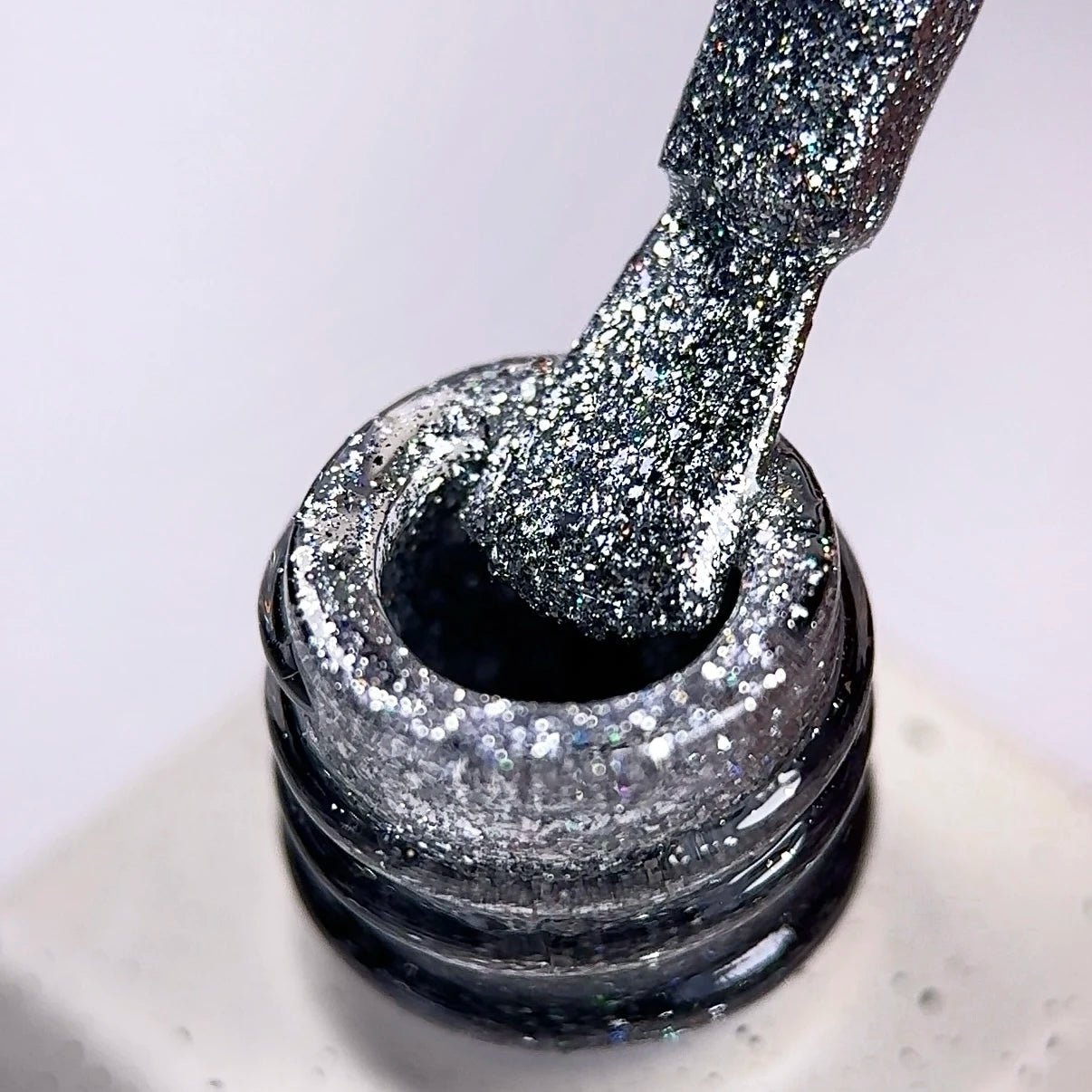 NAILSOFTHEDAY Color of the Month Diciembre 2025 SUPERHUMANS — tono acero con pan de plata, cobertura completa en una sola capa, 6 ml