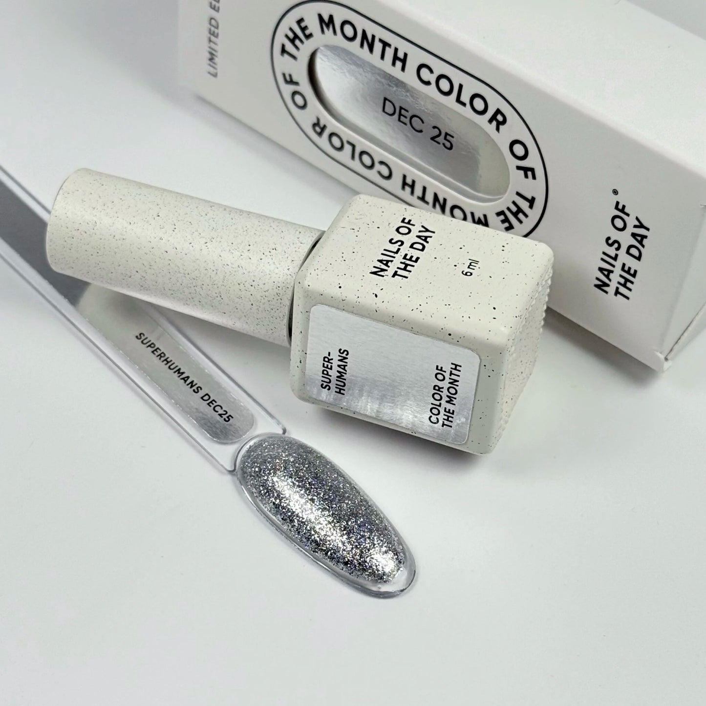 NAILSOFTHEDAY Color of the Month Diciembre 2025 SUPERHUMANS — tono acero con pan de plata, cobertura completa en una sola capa, 6 ml