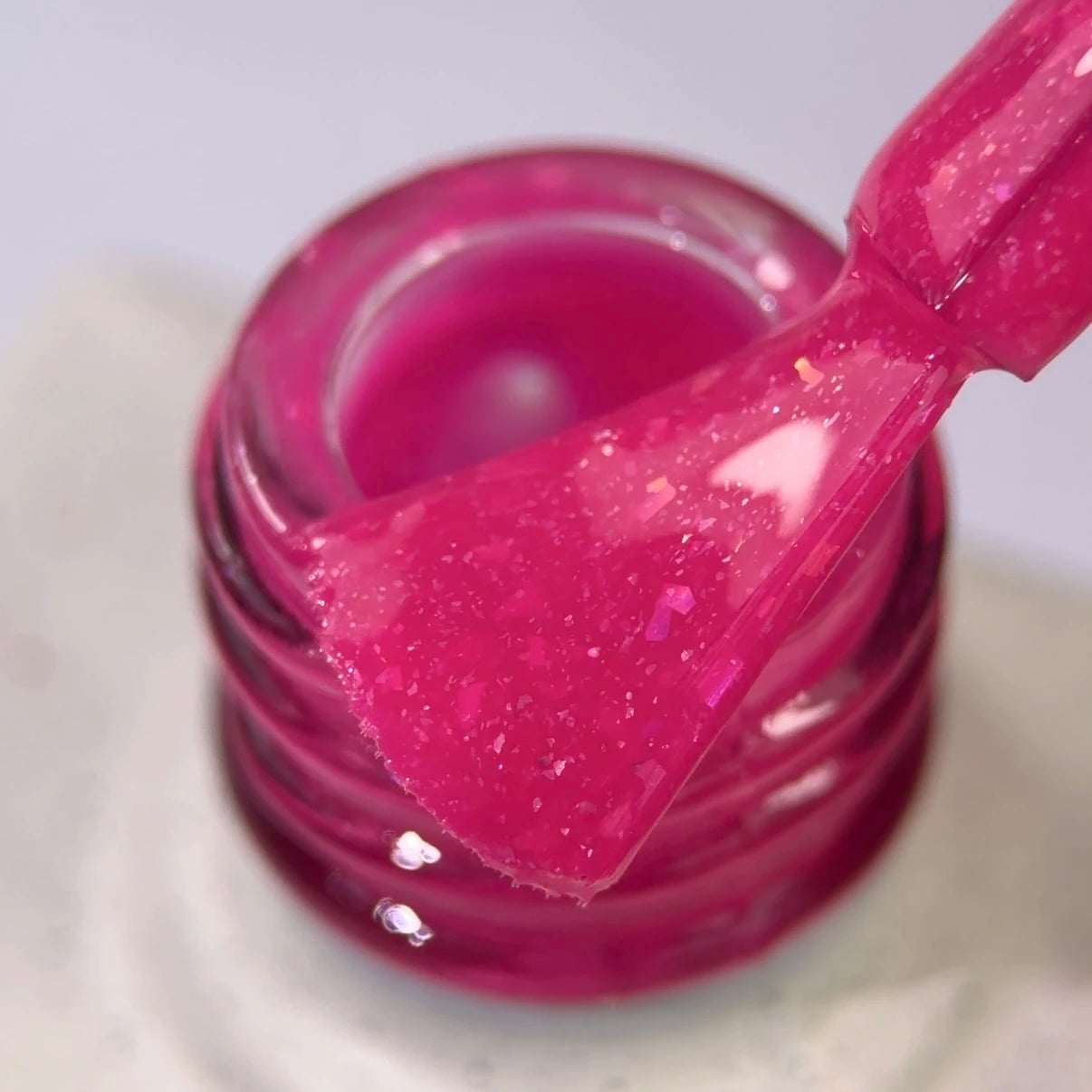 NAILSOFTHEDAY Color of the Month August 2026 CHRIN – Fuchsia mit Goldfolie und Schimmer, deckt bereits in einer Schicht, 10 ml