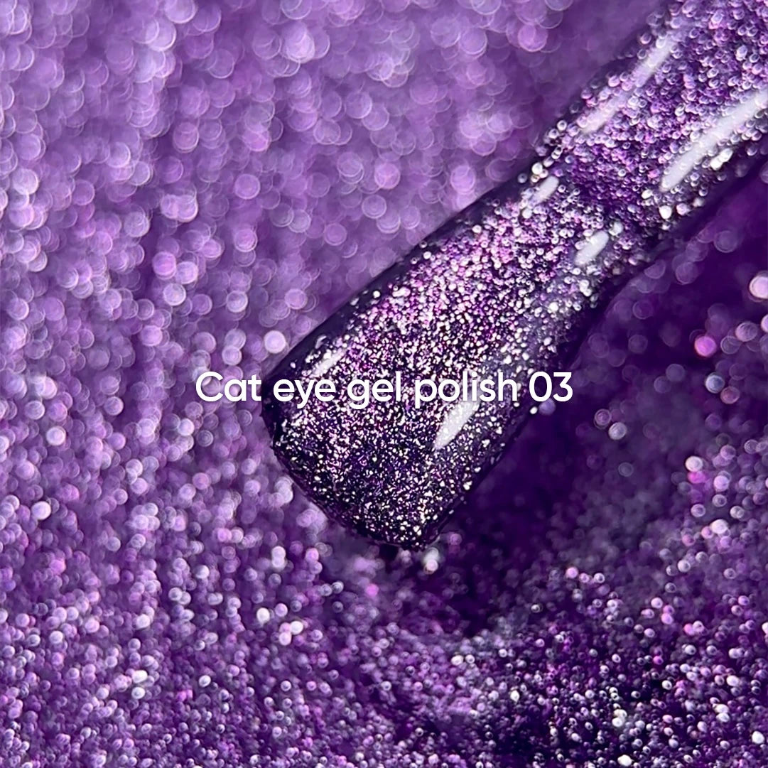 NAILSOFTHEDAY Gel Polish Cat Eye 03 — smalto semipermanente lilla effetto occhio di gatto con micro particelle metalliche e un delicato effetto riflettente. Copertura completa in una sola passata. 6 ml.