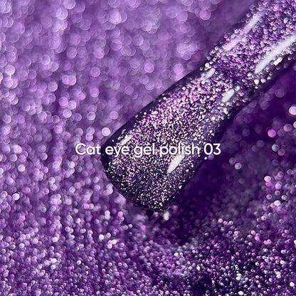 NAILSOFTHEDAY Gel Polish Cat Eye 03 — smalto semipermanente lilla effetto occhio di gatto con micro particelle metalliche e un delicato effetto riflettente. Copertura completa in una sola passata. 6 ml.
